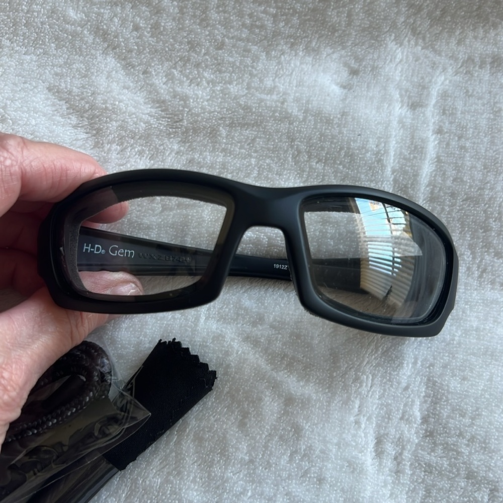 Harley-Davidson Black Wraparound Sunglasses with Branded Zip Case - Picture 2 of 3